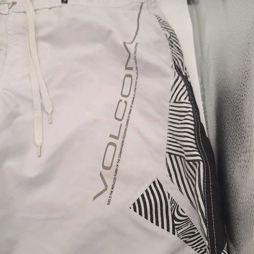 Volcom Mod-Tech Mens White Board Shorts Surf Trunks Size 34 with Wax Comb